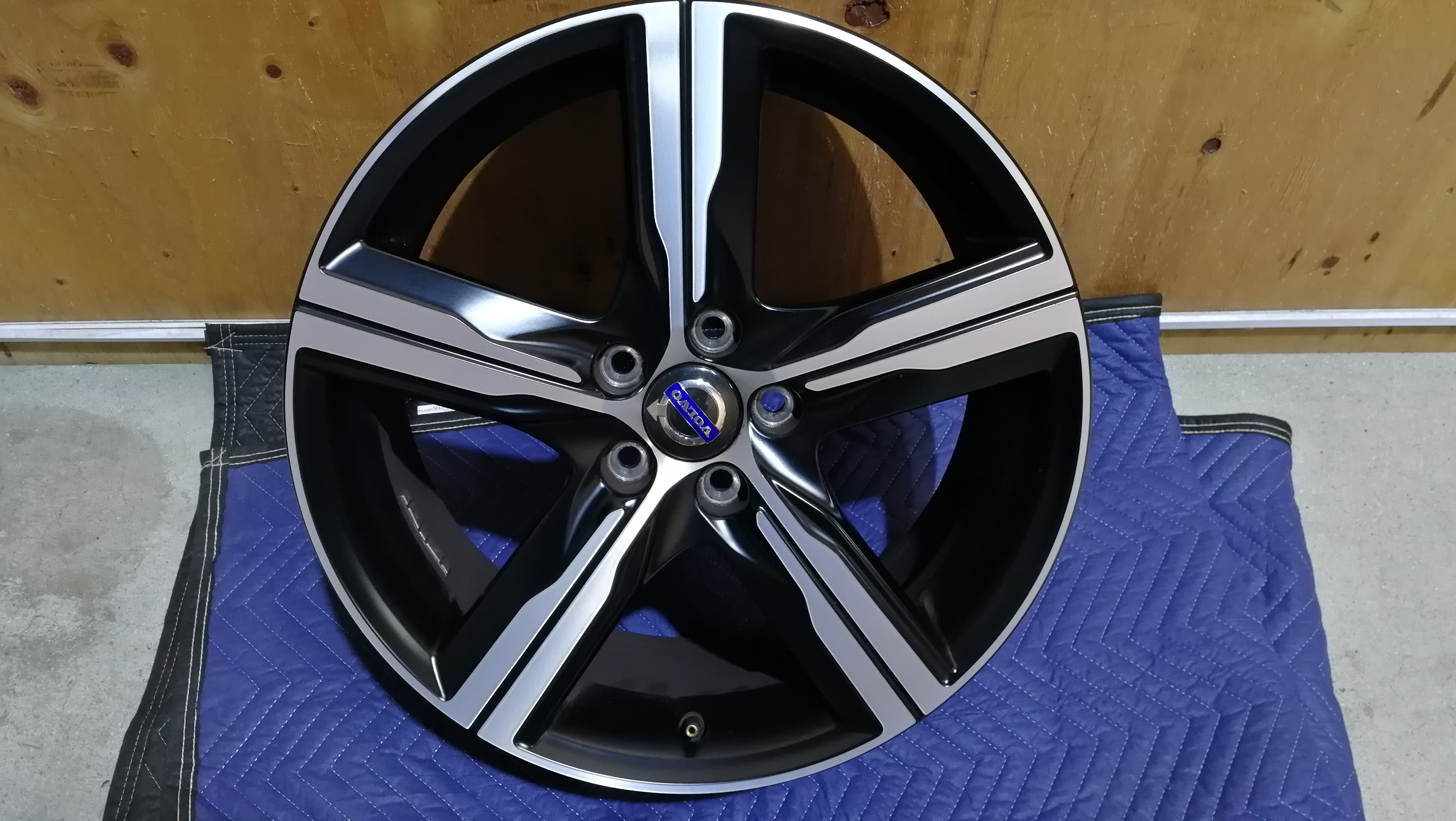 ボルボV60 純正18インチホイール ガリ傷修理後 彩生工房 ボルボV60 純正18インチホイール ガリ傷修理後 彩生工房